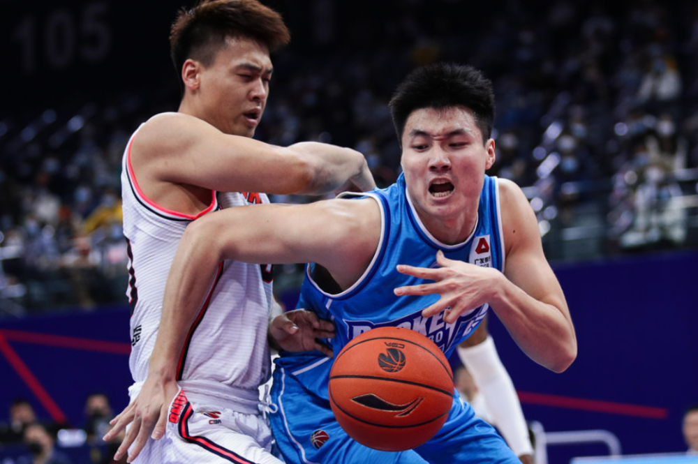 包含田径大师赛焦点战：泰山迅豹队翻盘岭北巨龙队，外线火力全开。外援联手发威的词条-爱游戏赛事中心